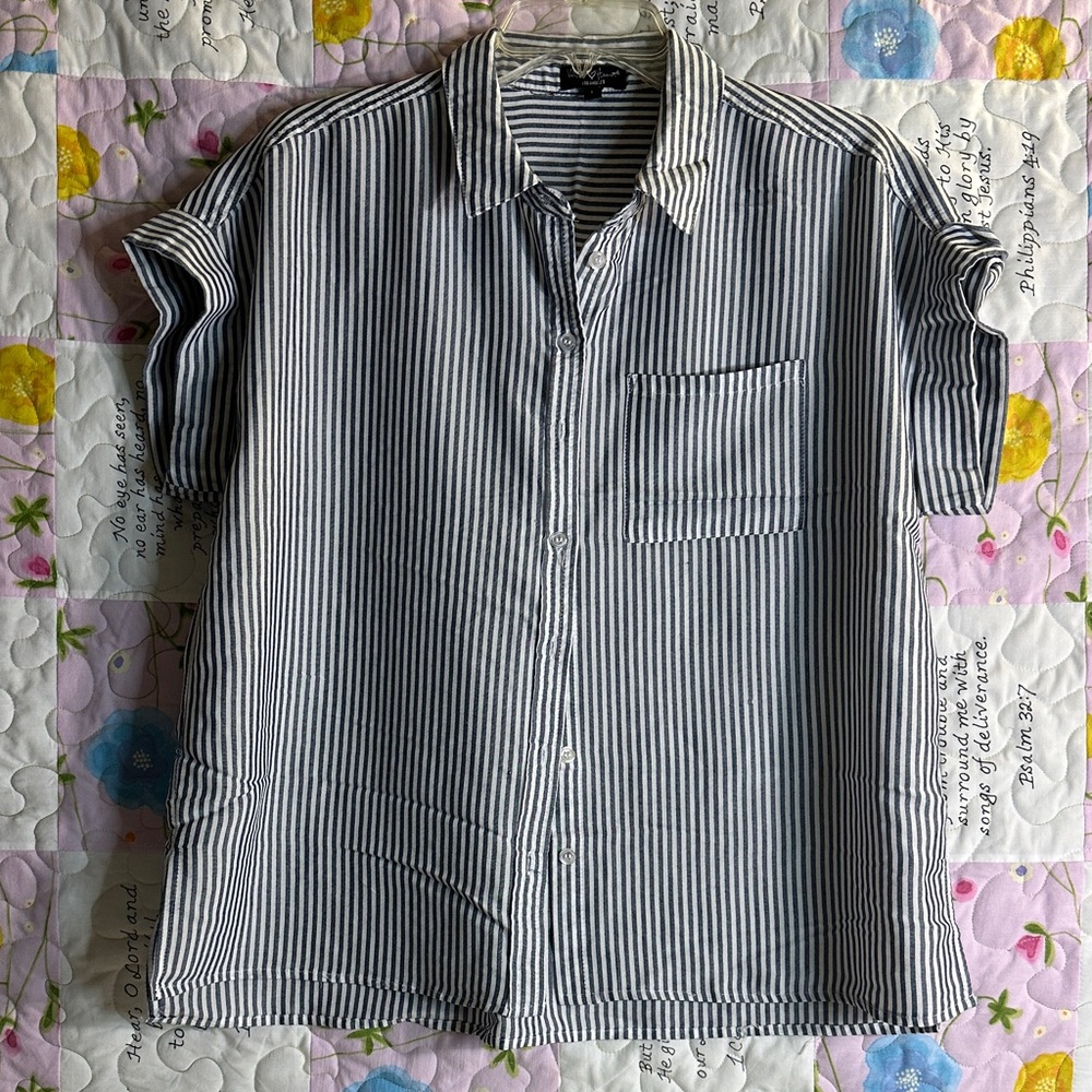 Velvet Heart gray and White Striped Casual short sleeved Shirt sz L